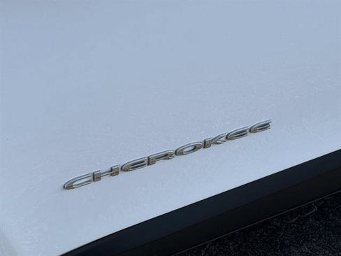 Used 2021 Jeep Cherokee Limited w/ Elite Package FWD image 10