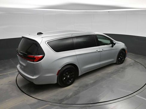 Used 2024 Chrysler Pacifica Touring-L image 29