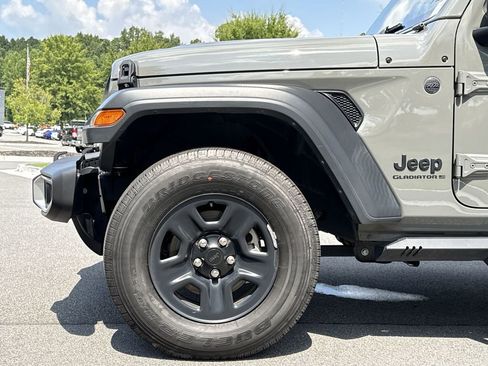 Used 2023 Jeep Gladiator Sport image 10