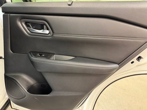 Used 2024 Nissan Rogue SV w/ SV Premium Package image 26