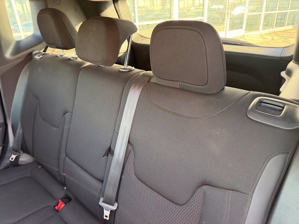 Used 2018 Jeep Renegade Altitude w/ UConnect 8.4 Nav Group FWD image 9