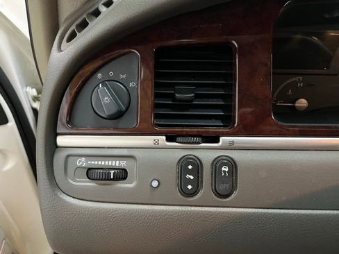 Used 2005 Lincoln Town Car Signature Limited RWD image 30