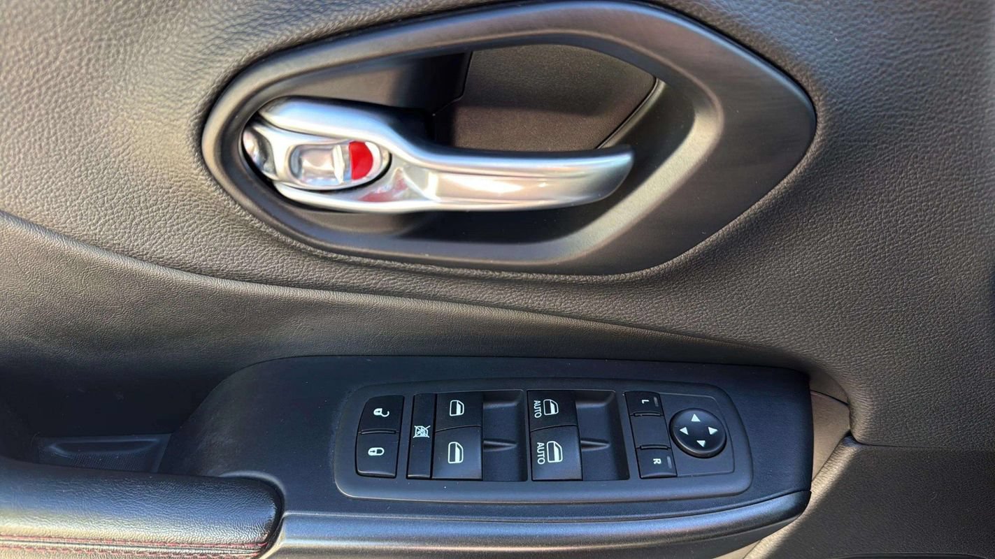 Used 2019 Jeep Cherokee Trailhawk AWD/4WD image 10