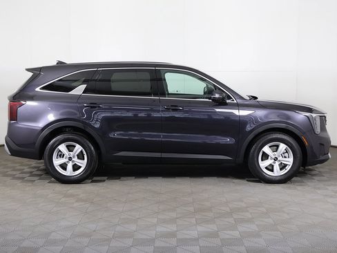 Used 2025 Kia Sorento LX image 17