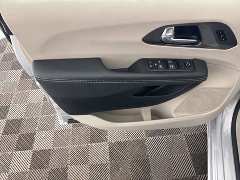 Used 2024 Chrysler Pacifica Touring-L image 18