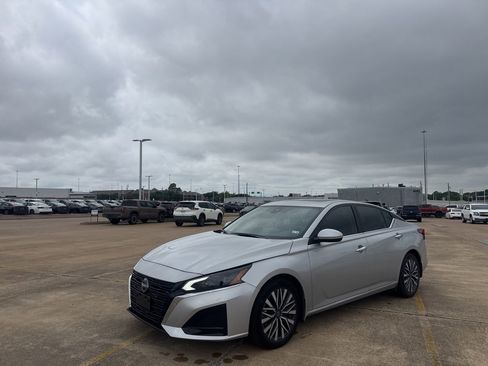 Certified 2024 Nissan Altima 2.5 SV w/ SV Premium Package FWD image 1