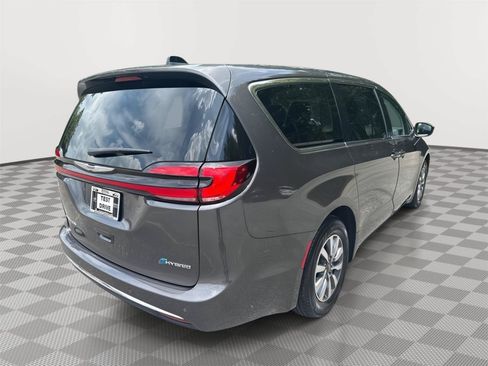 Used 2023 Chrysler Pacifica Touring-L FWD image 6