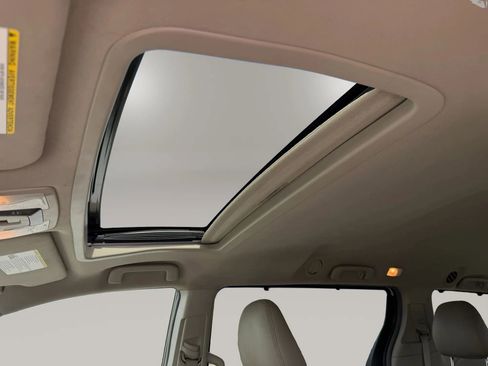 Used 2016 Toyota Sienna XLE image 19