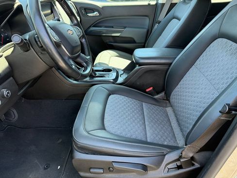 Used 2021 Chevrolet Colorado Z71 AWD/4WD image 3