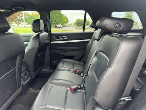 Used 2017 Ford Explorer XLT w/ Equipment Group 202A AWD/4WD image 18