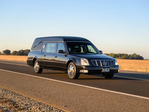 Used 2009 Cadillac DTS Hearse FWD image 2