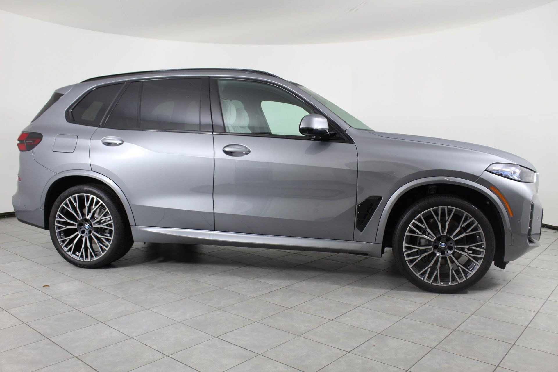 Used 2026 BMW X5 xDrive40i w/ M Sport Package AWD/4WD image 8