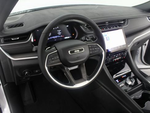 New 2025 Jeep Grand Cherokee Limited image 10