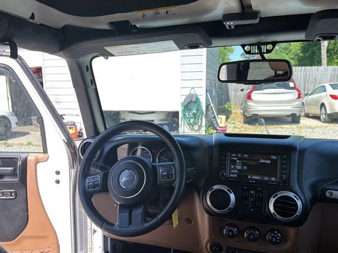 Used 2015 Jeep Wrangler Unlimited Sahara w/ Mopar Chrome Edition Group AWD/4WD image 37