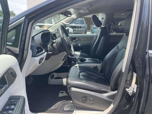 Certified 2023 Chrysler Pacifica Touring-L FWD image 26