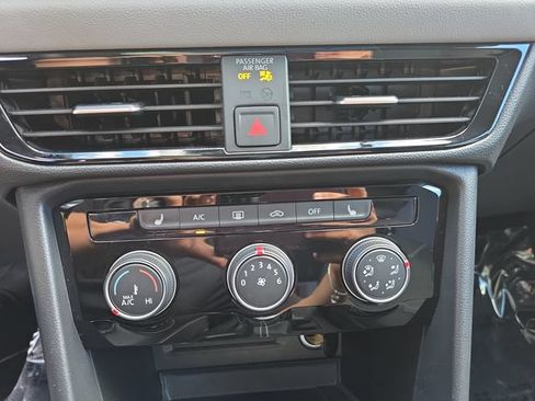 Certified 2023 Volkswagen Taos SE FWD image 17