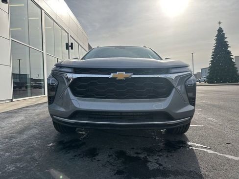 Used 2025 Chevrolet Trax LT w/ LT Convenience Package image 3