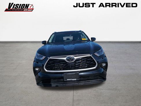 Used 2023 Toyota Highlander XLE image 2