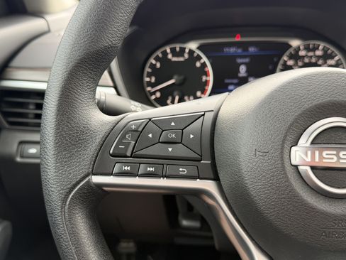 Used 2025 Nissan Altima 2.5 SV FWD image 17