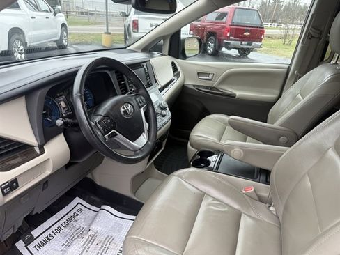 Used 2018 Toyota Sienna XLE image 7