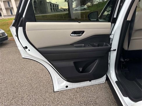 New 2025 Nissan Pathfinder SL image 16