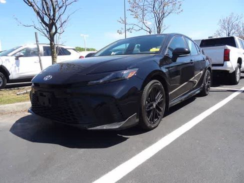 Used 2025 Toyota Camry SE w/ Convenience Package image 1