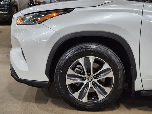 Used 2022 Toyota Highlander XLE AWD/4WD image 5
