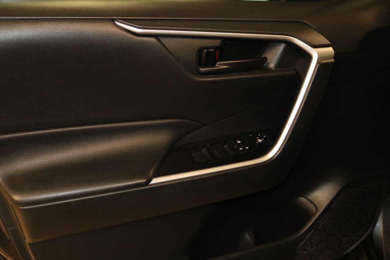 Used 2020 Toyota RAV4 LE w/ Carpet Mat Package AWD/4WD image 56