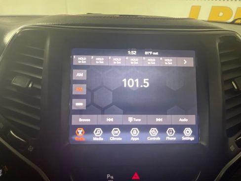 Used 2019 Jeep Cherokee Trailhawk w/ Comfort/Convenience Group AWD/4WD image 25