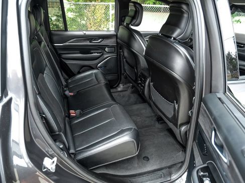 Used 2022 Jeep Grand Cherokee Overland w/ Luxury Tech Group IV RWD image 47