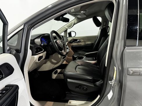 Used 2023 Chrysler Pacifica Touring-L FWD image 14