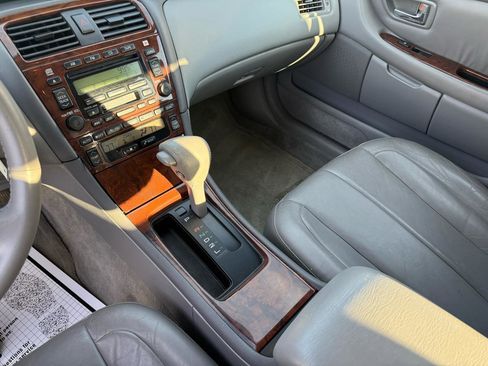 Used 2001 Toyota Avalon XLS image 10