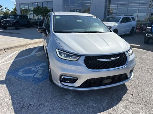 New 2026 Chrysler Pacifica Select image 8