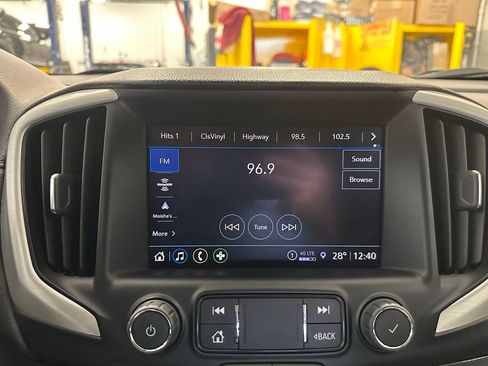 Used 2024 GMC Terrain SLT image 25