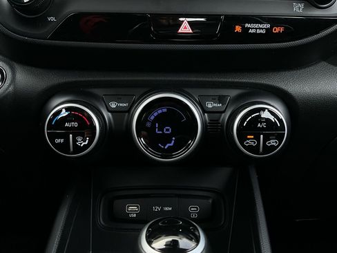 Used 2025 Hyundai Venue SEL image 27