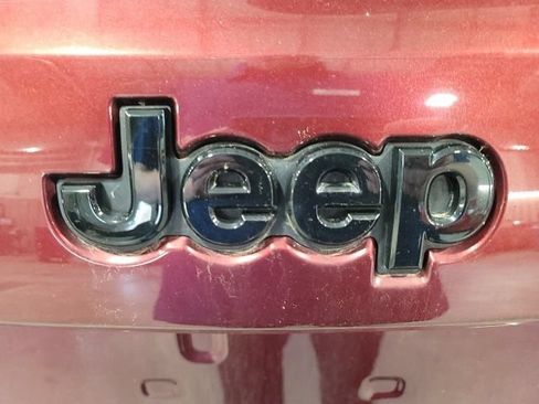 Used 2019 Jeep Grand Cherokee Altitude AWD/4WD image 17