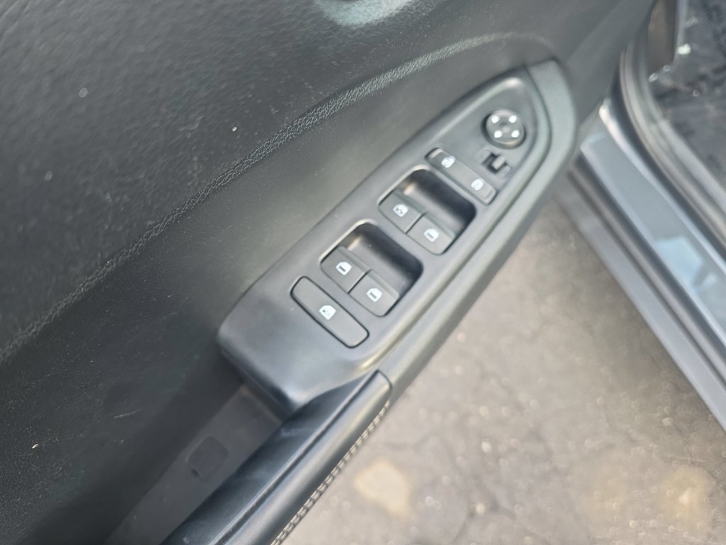 Used 2024 Hyundai Venue Limited FWD image 11