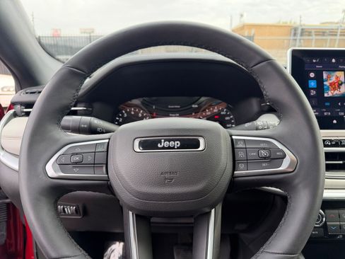 Used 2025 Jeep Compass Limited image 29