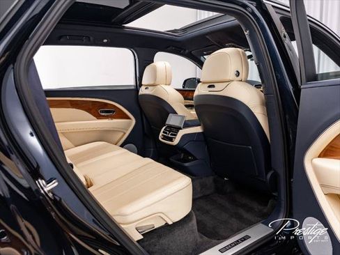 Used 2023 Bentley Bentayga Extended Wheelbase AWD/4WD image 44
