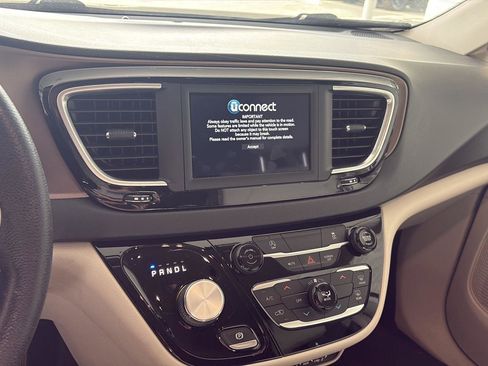 Used 2021 Chrysler Voyager Lxi FWD image 10