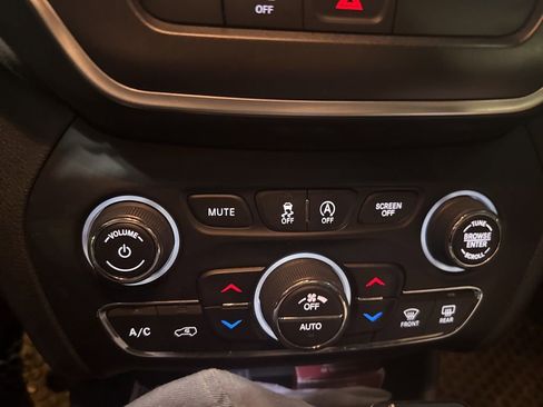 Used 2020 Jeep Cherokee Trailhawk w/ Cold Weather Group image 14