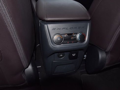 Certified 2025 Ford Explorer Platinum w/ LUX Leather Package image 19