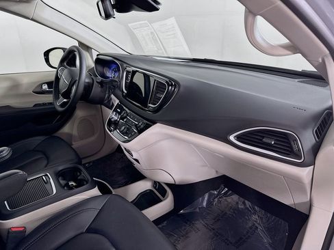 Certified 2024 Chrysler Pacifica Touring-L image 40