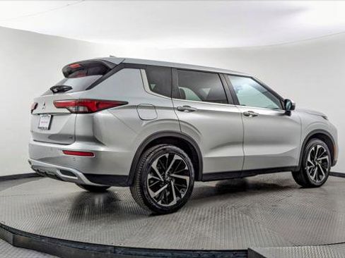 Used 2024 Mitsubishi Outlander SE image 8