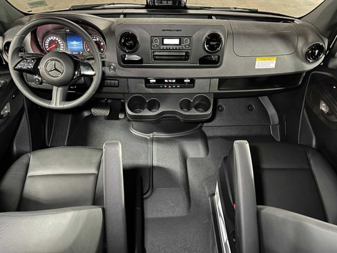 Used 2025 Mercedes-Benz Sprinter 2500 image 34