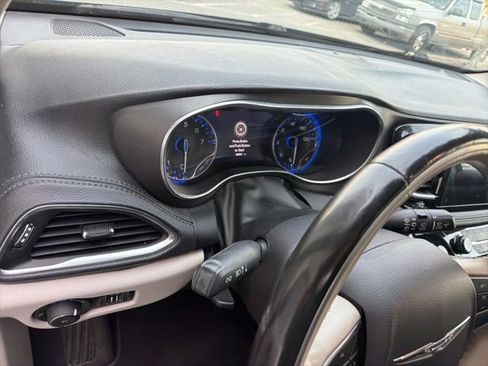 Used 2020 Chrysler Pacifica Limited image 17