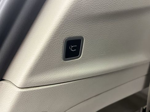 Used 2023 Chrysler Pacifica Limited image 34