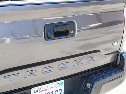 Used 2021 Toyota Tacoma TRD Off-Road w/ Technology Package AWD/4WD image 10