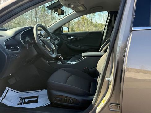 Used 2025 Chevrolet Malibu LT image 3