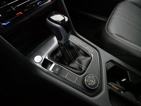 Certified 2024 Volkswagen Tiguan SE image 24